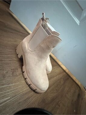 Women's Lug-Sole Began Suede Chelsea Boots NWOT